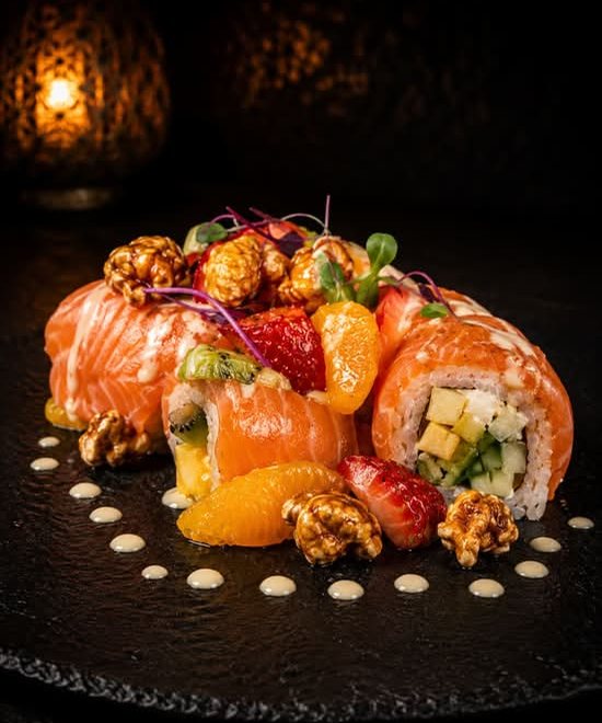 The Fruit Ninja: salmon makis with fresh fruit and caramel popcorn